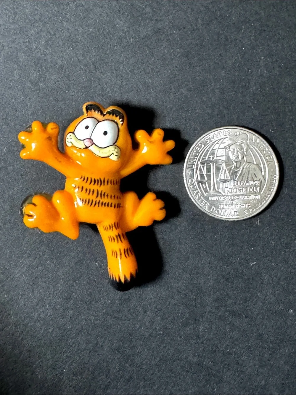VTG Garfield Pin Back Brooch with Suction Cup Paws Pin Button Collectable 80s